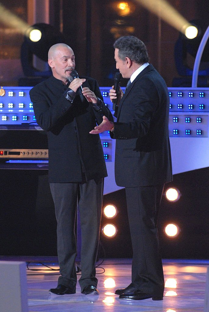 El cantante francés Florent Bagni habla durante el programa de televisión "Ropa de noche" Con el francés Michel Drucker, el 15 de marzo de 2008 en la Grand Place de Bruselas. | Foto: Getty Images
