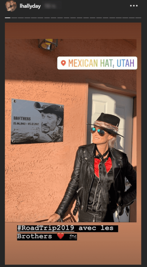 Laeticia Hallyday devant la plaque commémorative de Johnny Hallyday | Source : Instagram/lhallyday Laeticia Hallyday devant la plaque commémorative de Johnny Hallyday | Source : Instagram/lhallyday