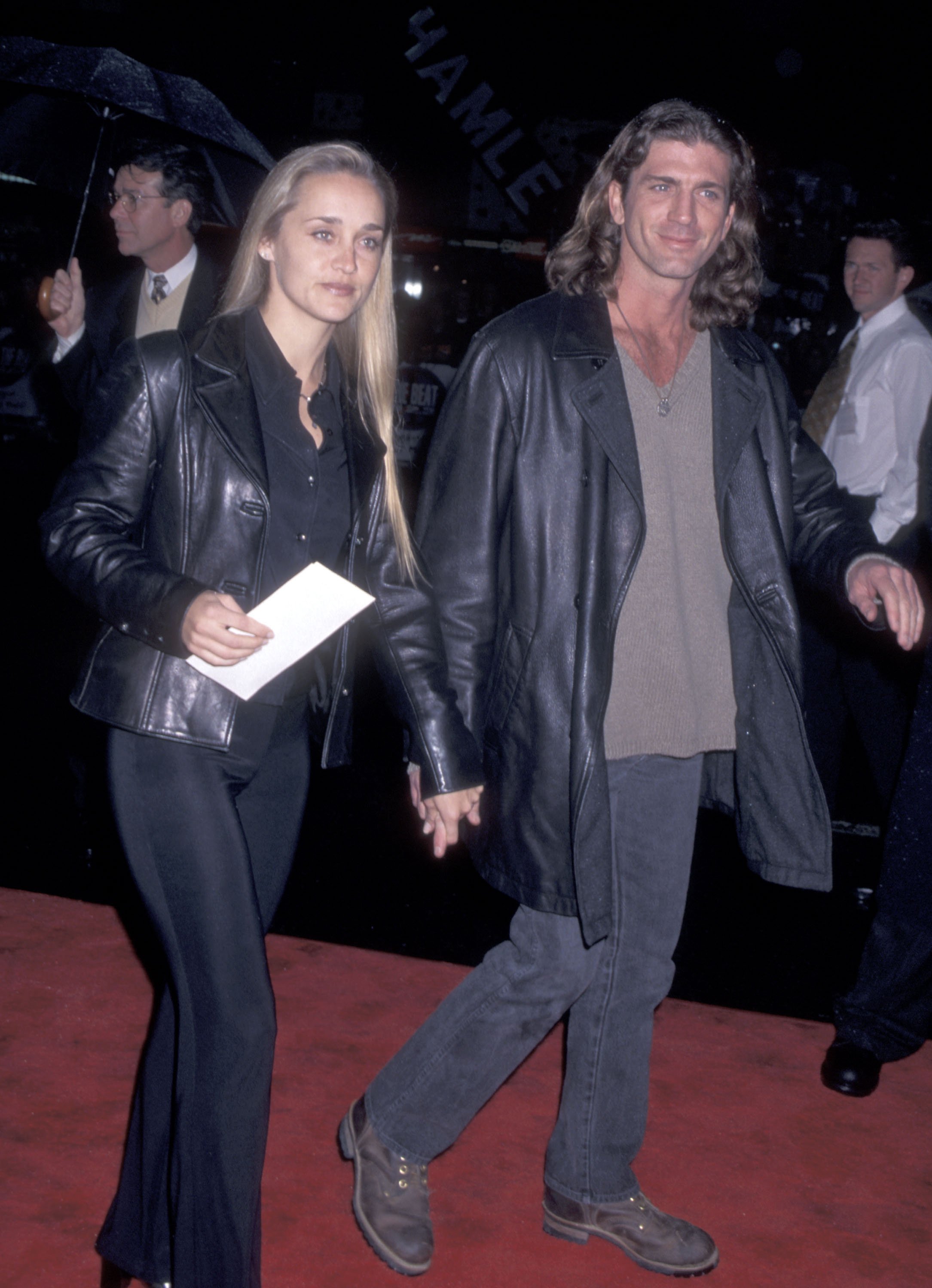 Kirsten Barlow and Joe Lando at the premiere of "Daylight" on December 5, 1996, in Hollywood | Source: Getty Images
