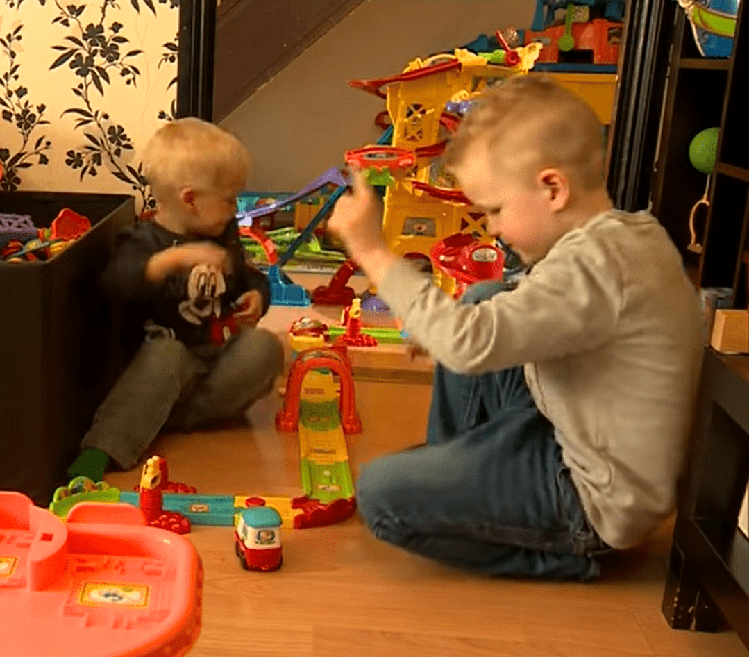 Dylan Askin playing with his older brother. │Source: youtube.com/On Demand News