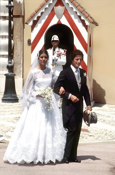 Prinzessin Caroline von Monaco und ihr erster Ehemann Philippe Junot am 29.6.1978 vor dem Fürstenschloß in Monte Carlo nach der kirchlichen Trauung | Quelle: Getty Images