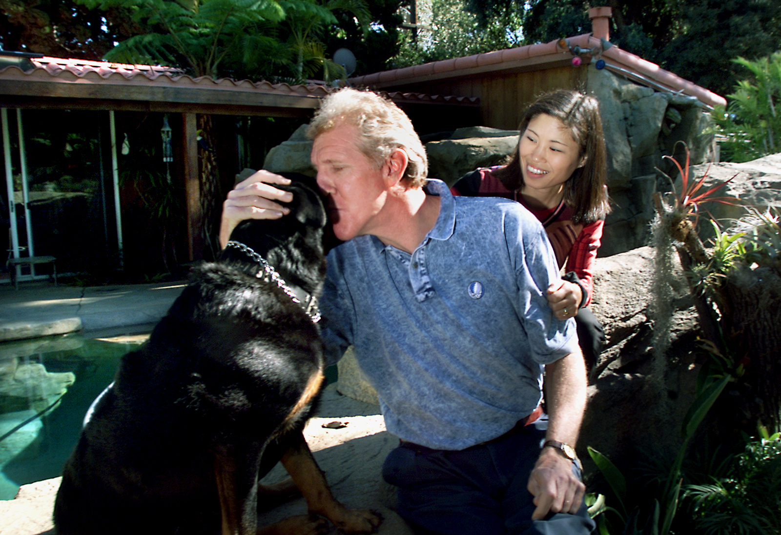 Bill Walton, with his wife Lori Matsuoka and dog Annie at their San Diego home on January 2, 1990. | Source: Getty Images