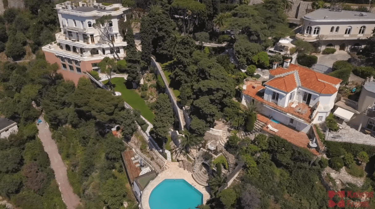 An overview of Sean Connery and Micheline Roquebrune's mansion surrounded by greenery. / Source: YouTube/@KnightFrank