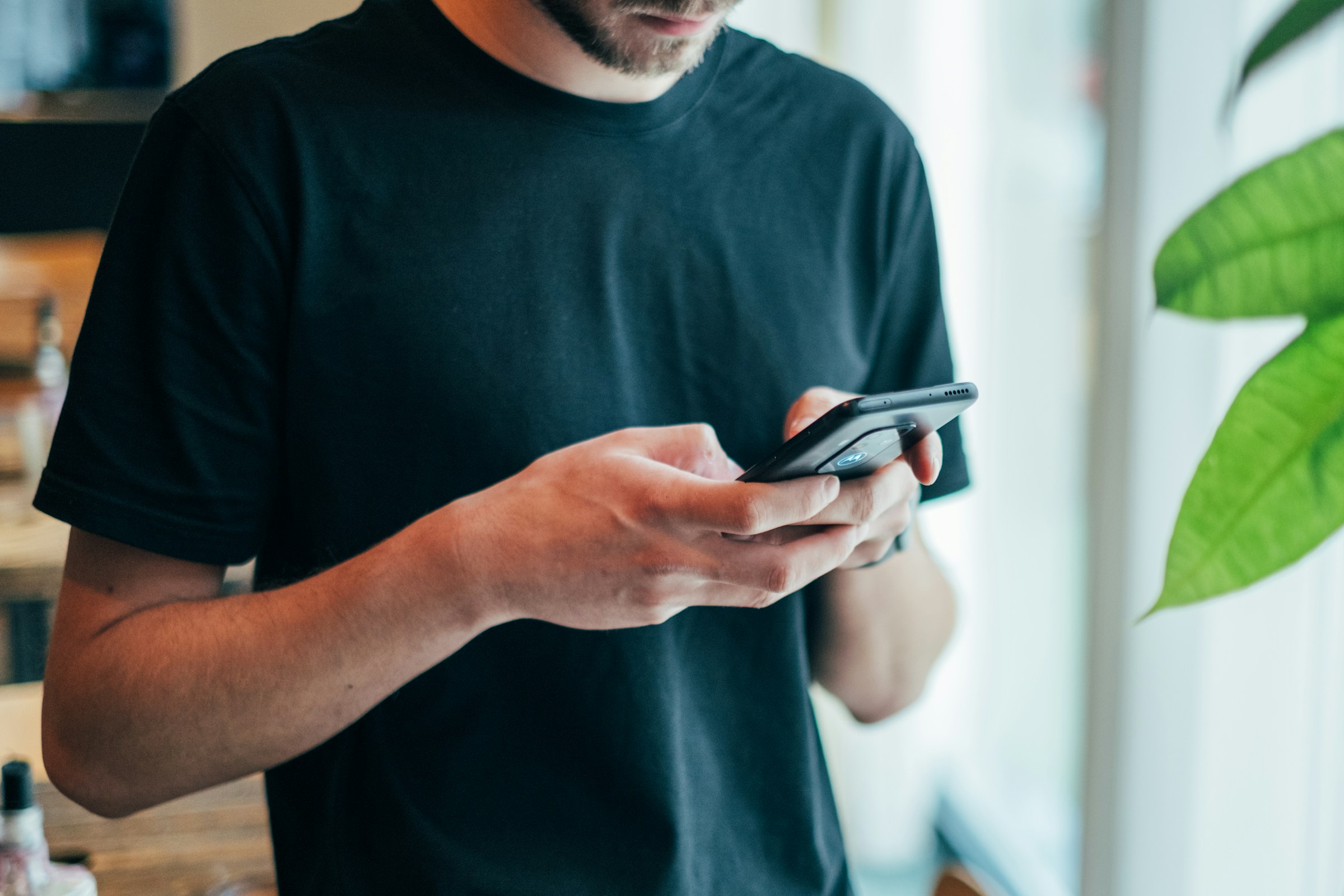 A man holding a phone | Source: Unsplash