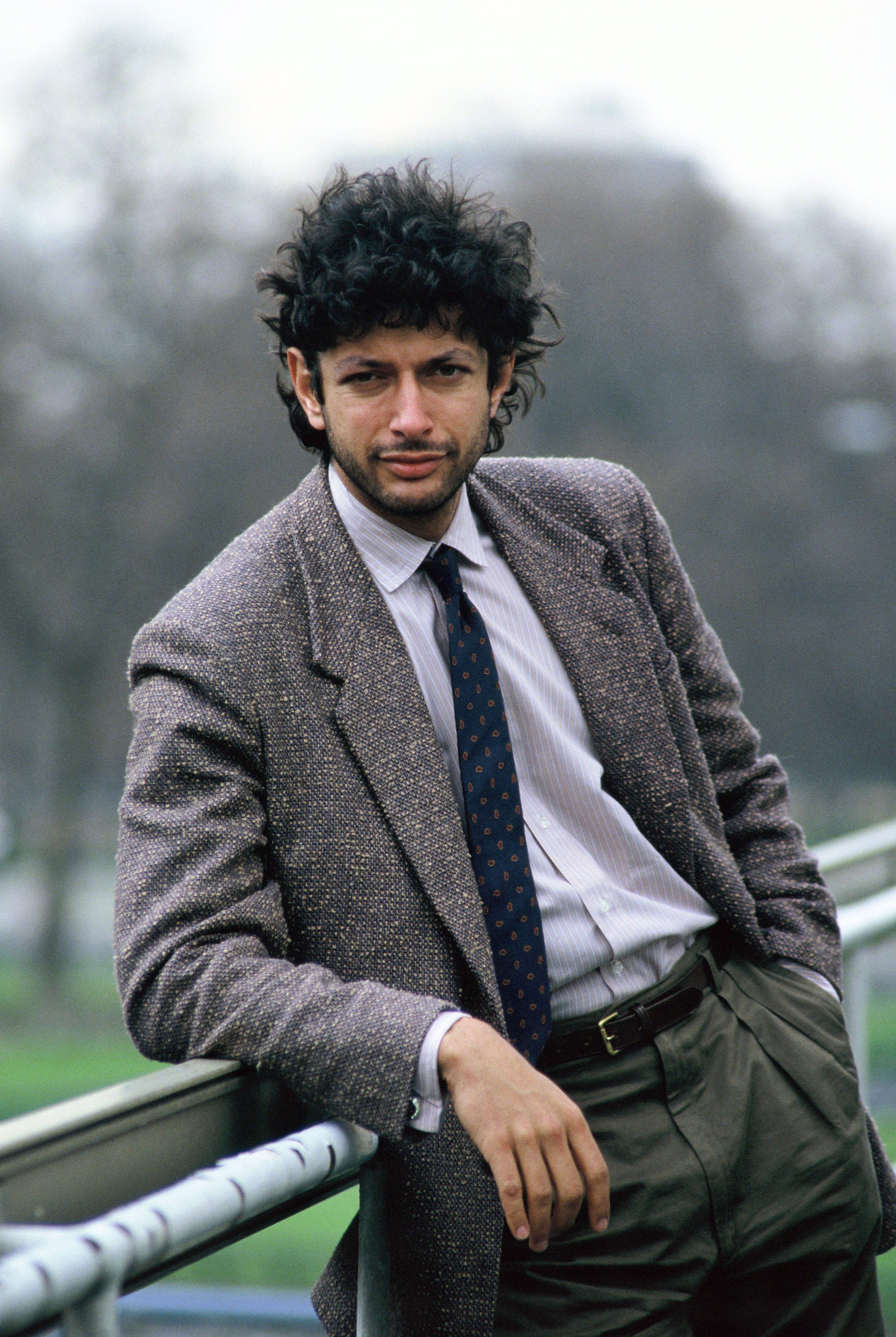 Jeff Goldblum poses on set during filming of 'Into The Night', directed by John Landis, on April 1985 in London, England. | Source: Getty Images