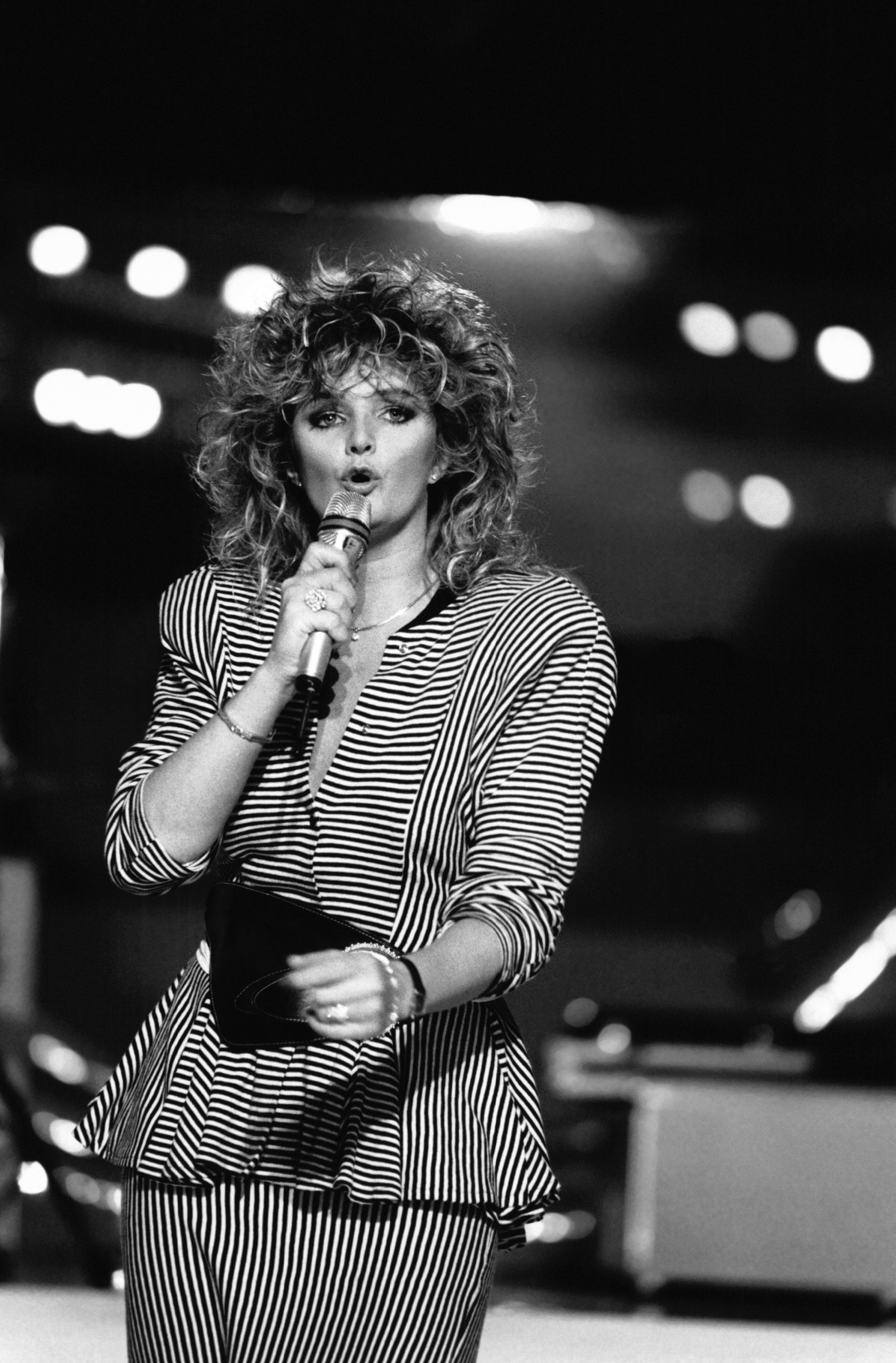 Bonnie Tyler bei einer TV-Show in Paris, Frankreich, ca. 1980 | Quelle: Getty Images