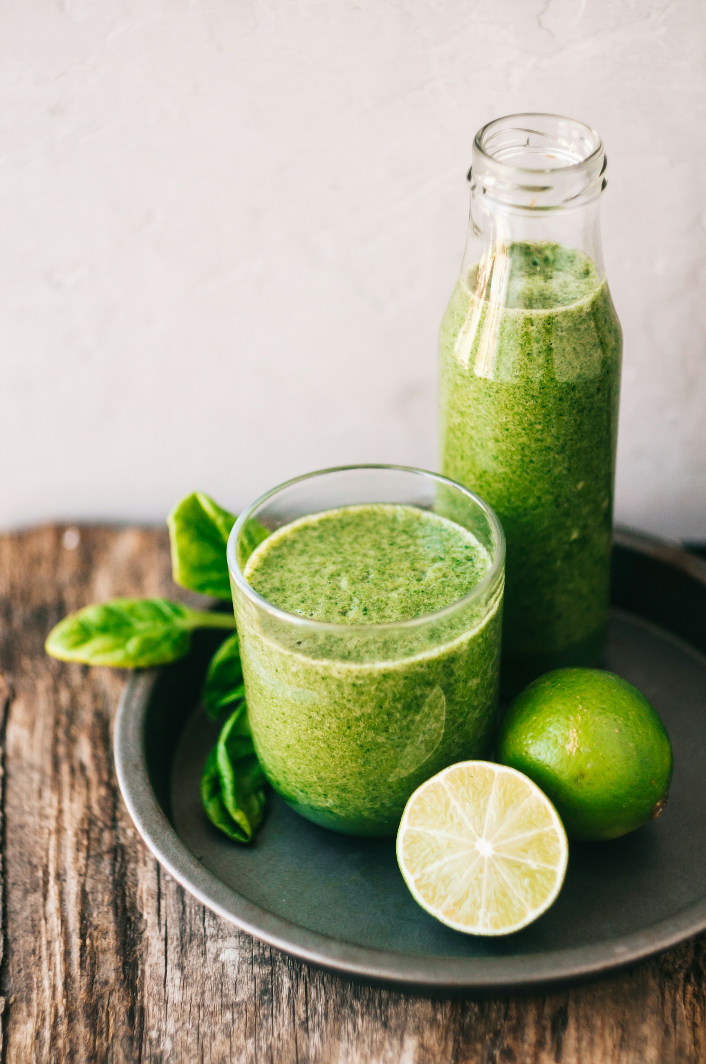 Bottle and glass of green juice | Source: Unsplash