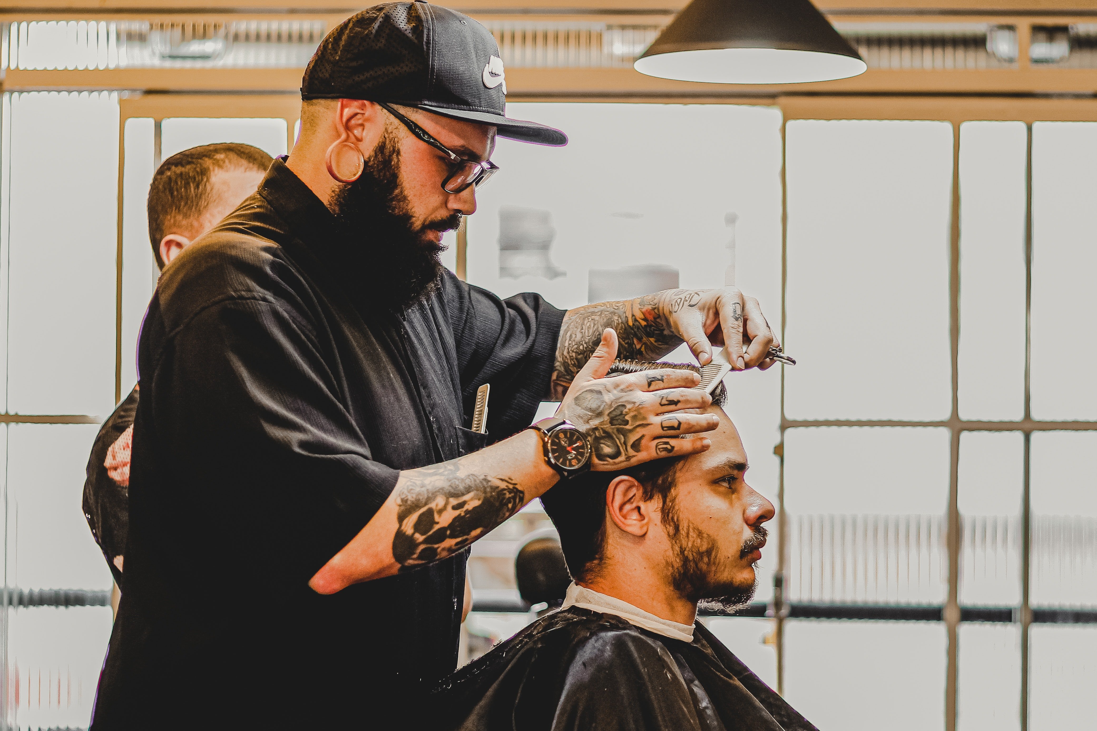 Barber shaves man's head | Photo: Pexels