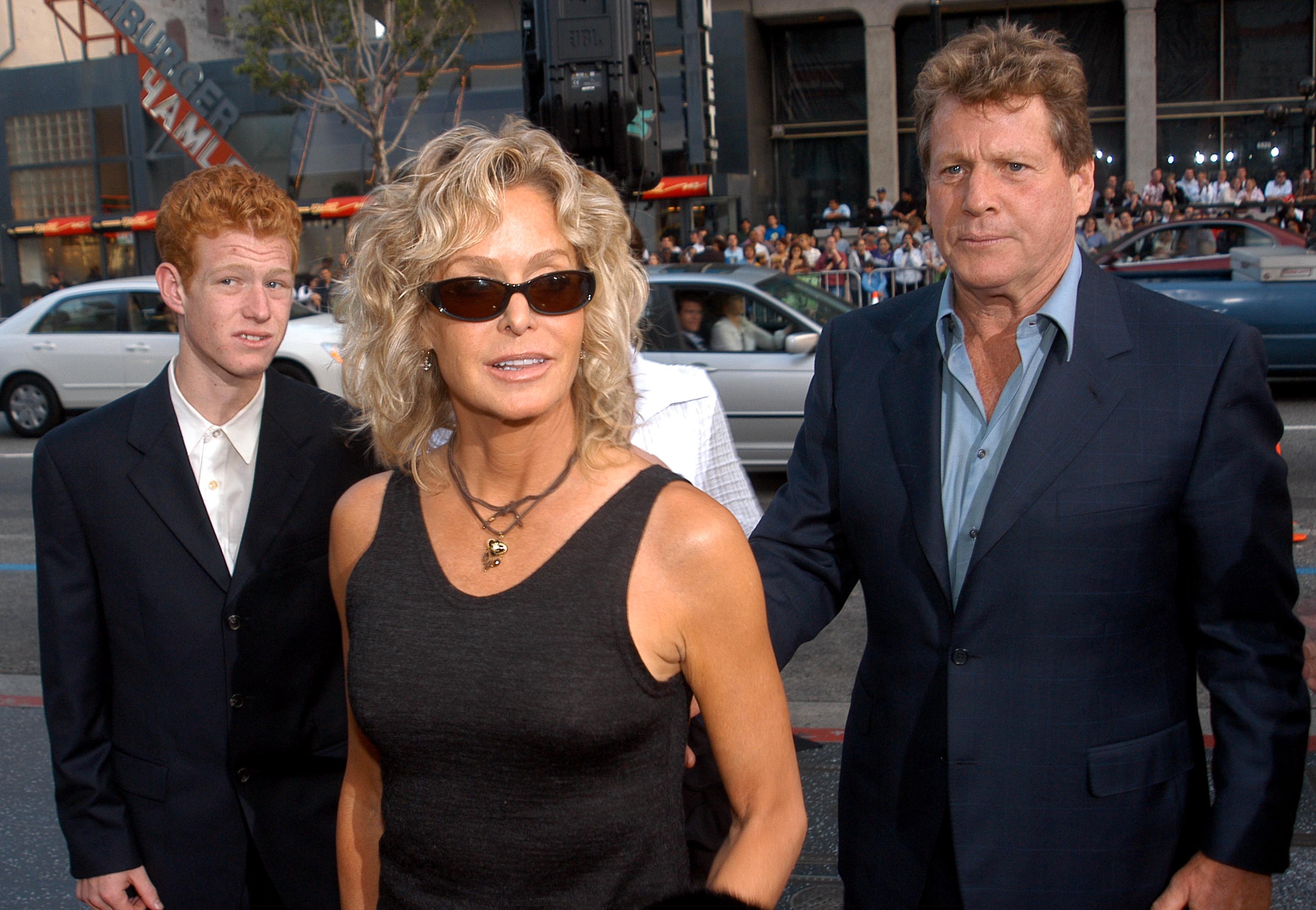Farrah Fawcett (centro), su hijo Redmond y Ryan O'Neal asisten al estreno de "Malibu's Most Wanted" en Los Ángeles el 10 de abril de 2003 en Los Ángeles, California. | Foto: Getty Images