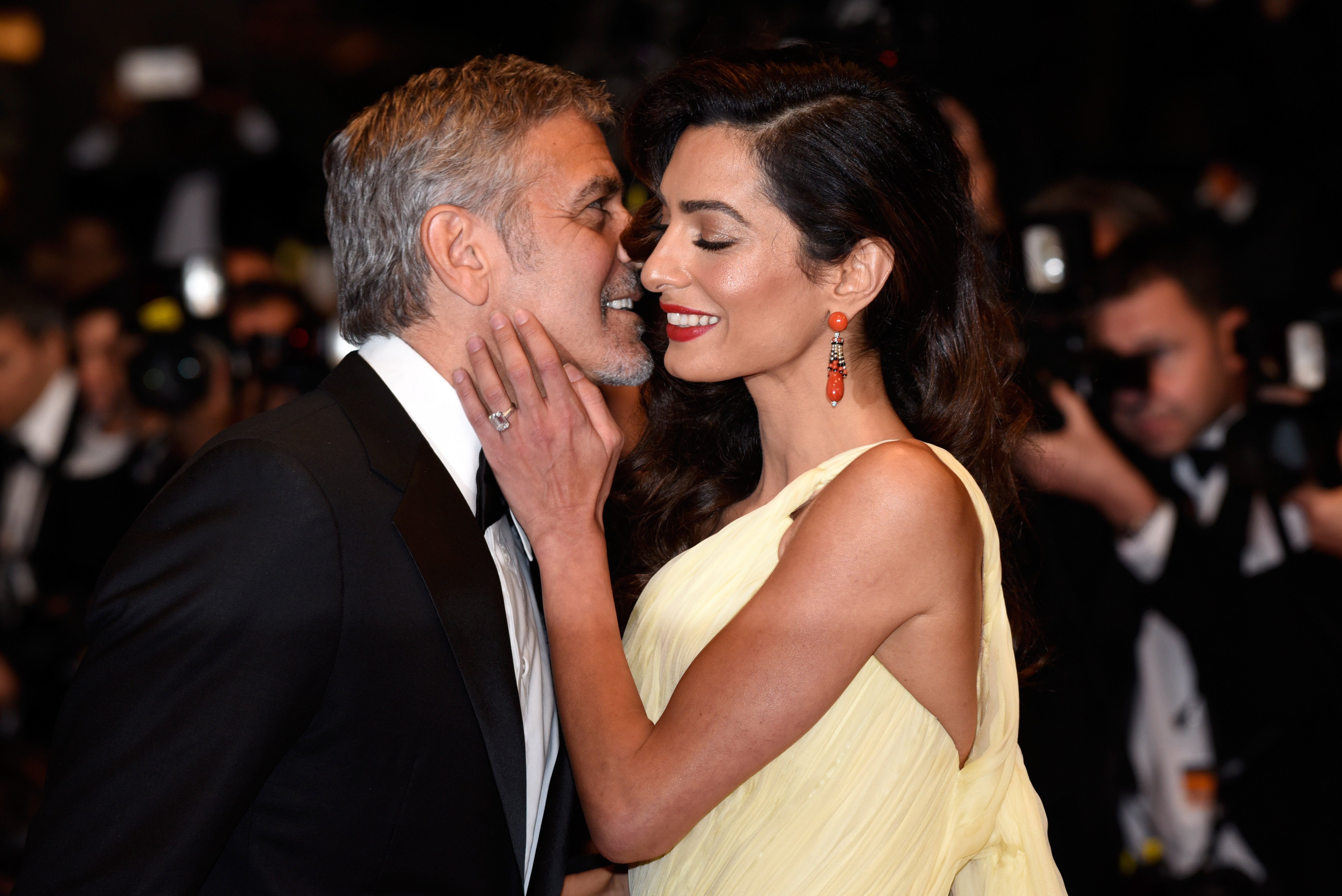 George Clooney und seine Frau Amal Clooney bei der "Money Monster"-Premiere während der 69. jährlichen Filmfestspiele von Cannes im Palais des Festivals am 12. Mai 2016 in Cannes, Frankreich | Quelle: Getty Images