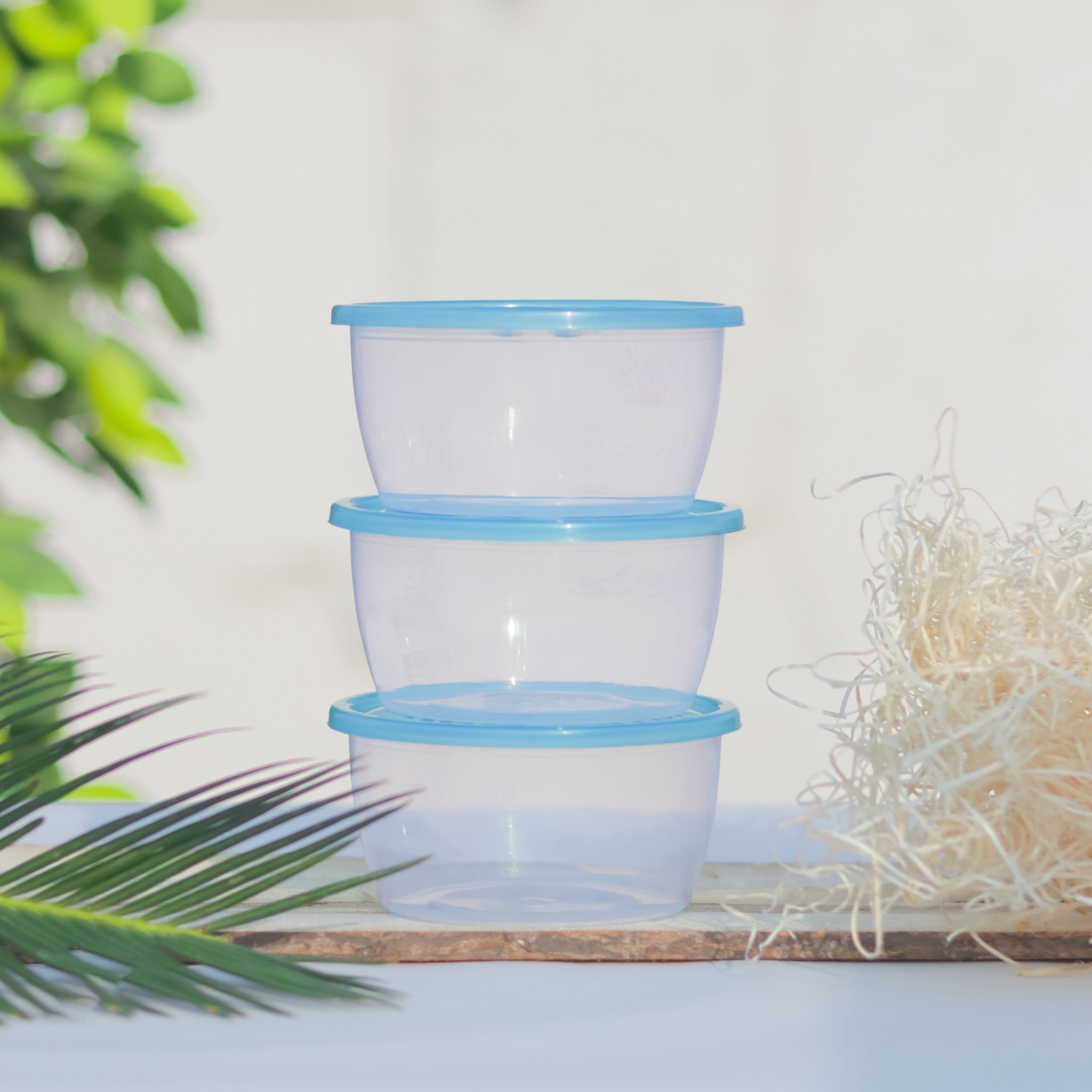A stack of plastic containers | Source: Pexels