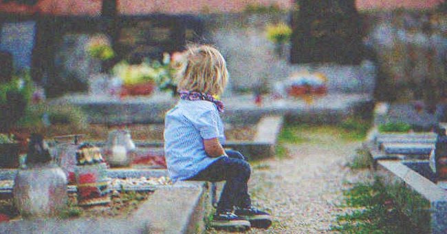 Un niño en un cementerio | Foto: Shutterstock