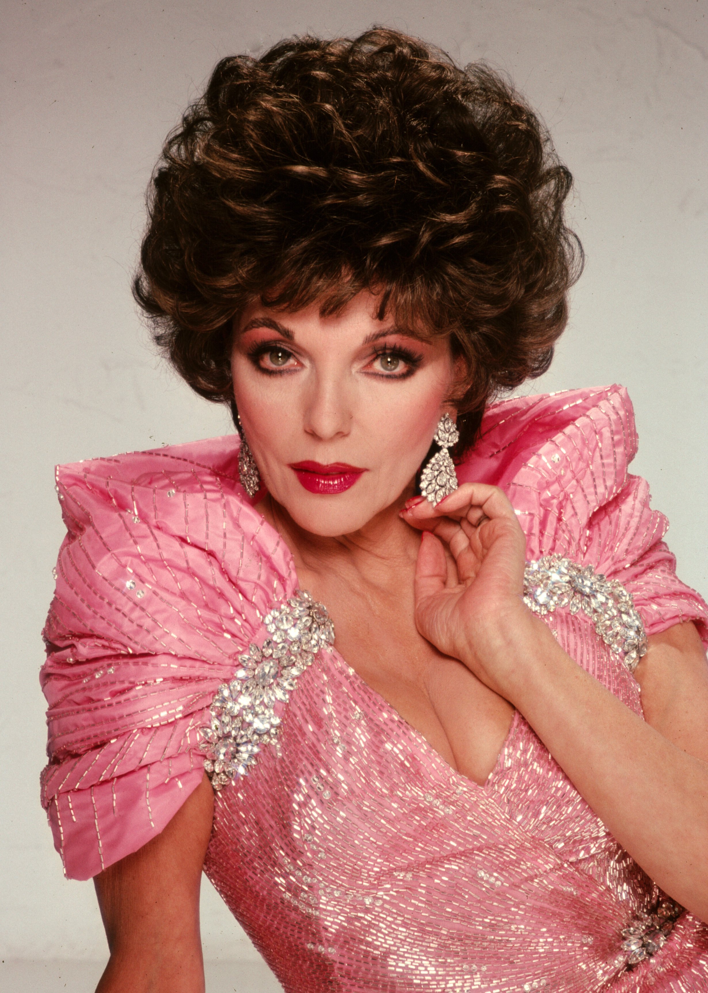 Joan Collins posing for a portrait circa 1987 in Los Angeles, California | Source: Getty Images