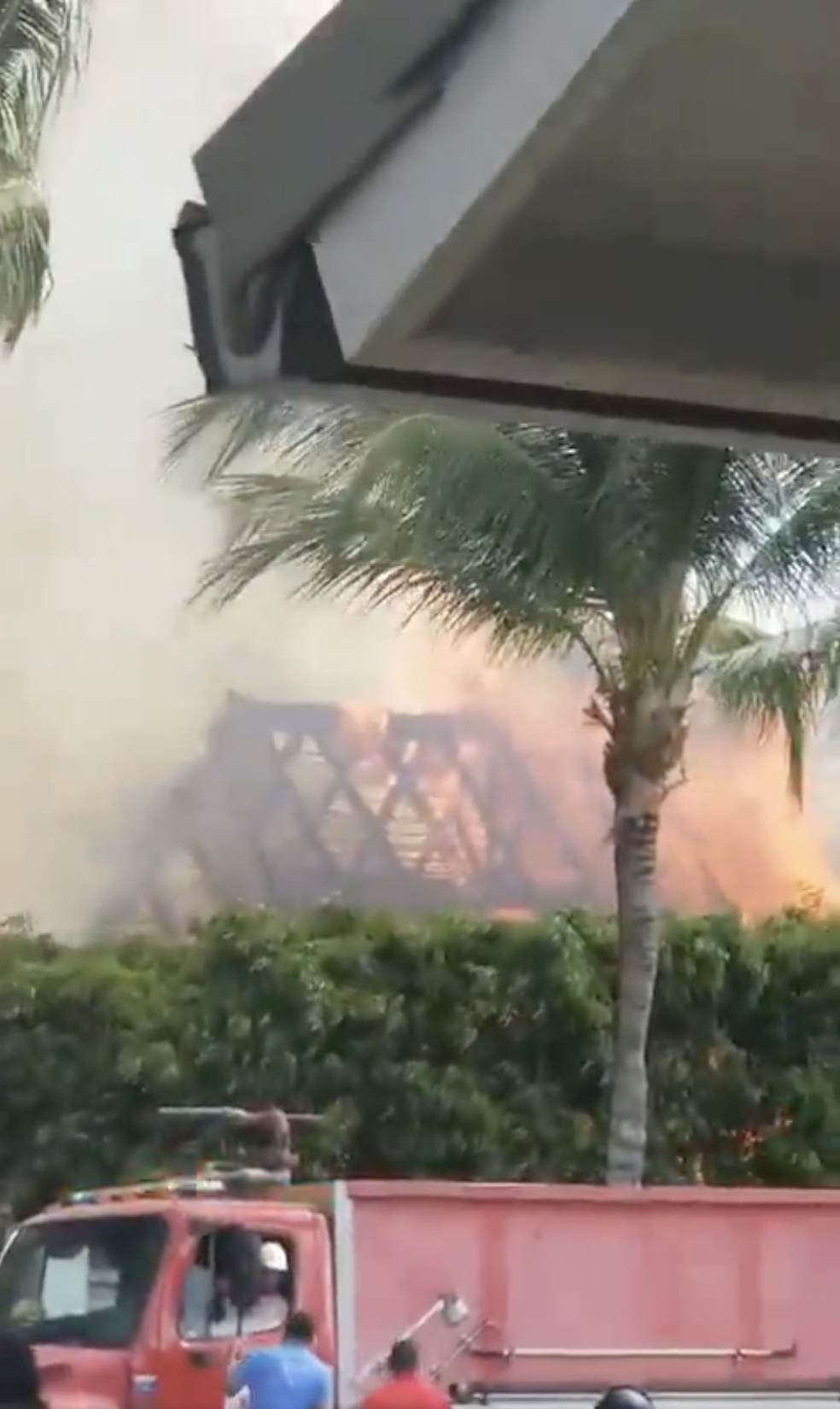 A screenshot from a video showing the scene of the fire in Marc Anthony's Dominican Republic estate, posted on August 8, 2024 | Source: X/Gonzalo Hermosillo