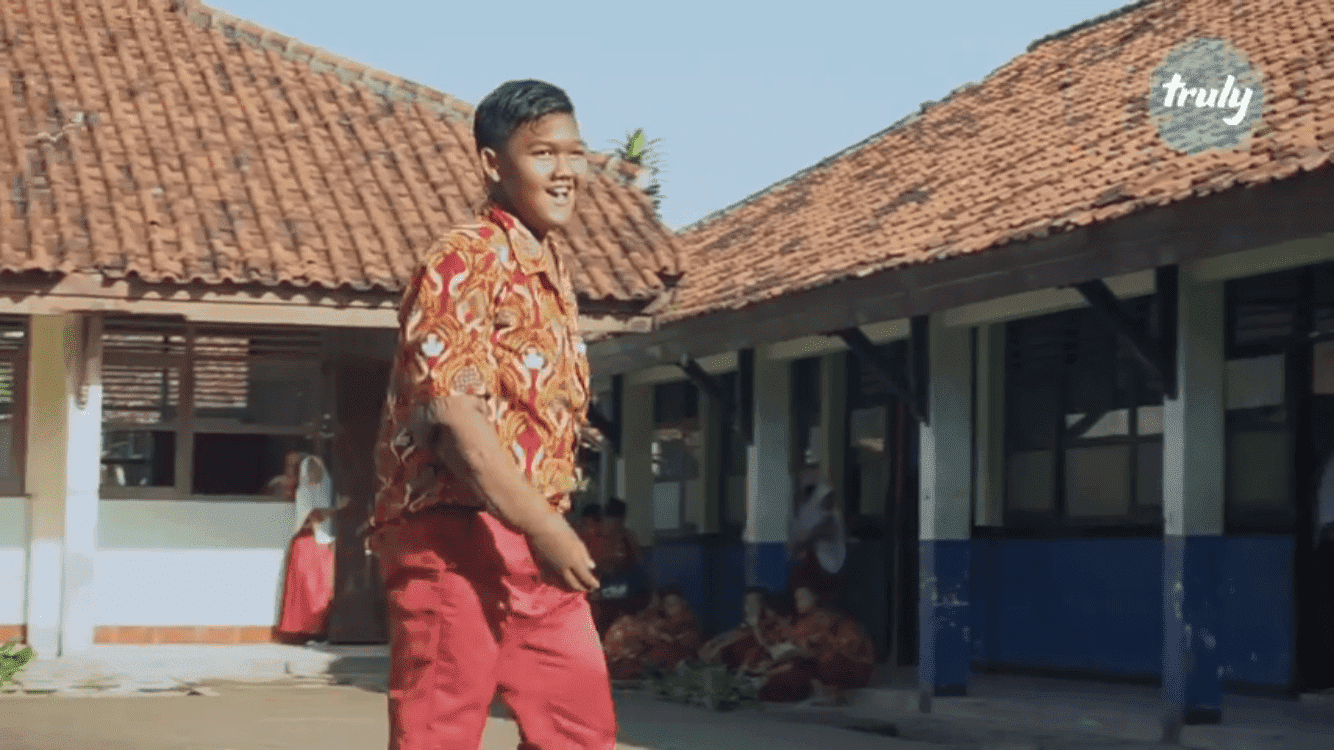Arya Permana walking on the streets after a huge weight loss | Photo: Youtube/Barcroft Tv