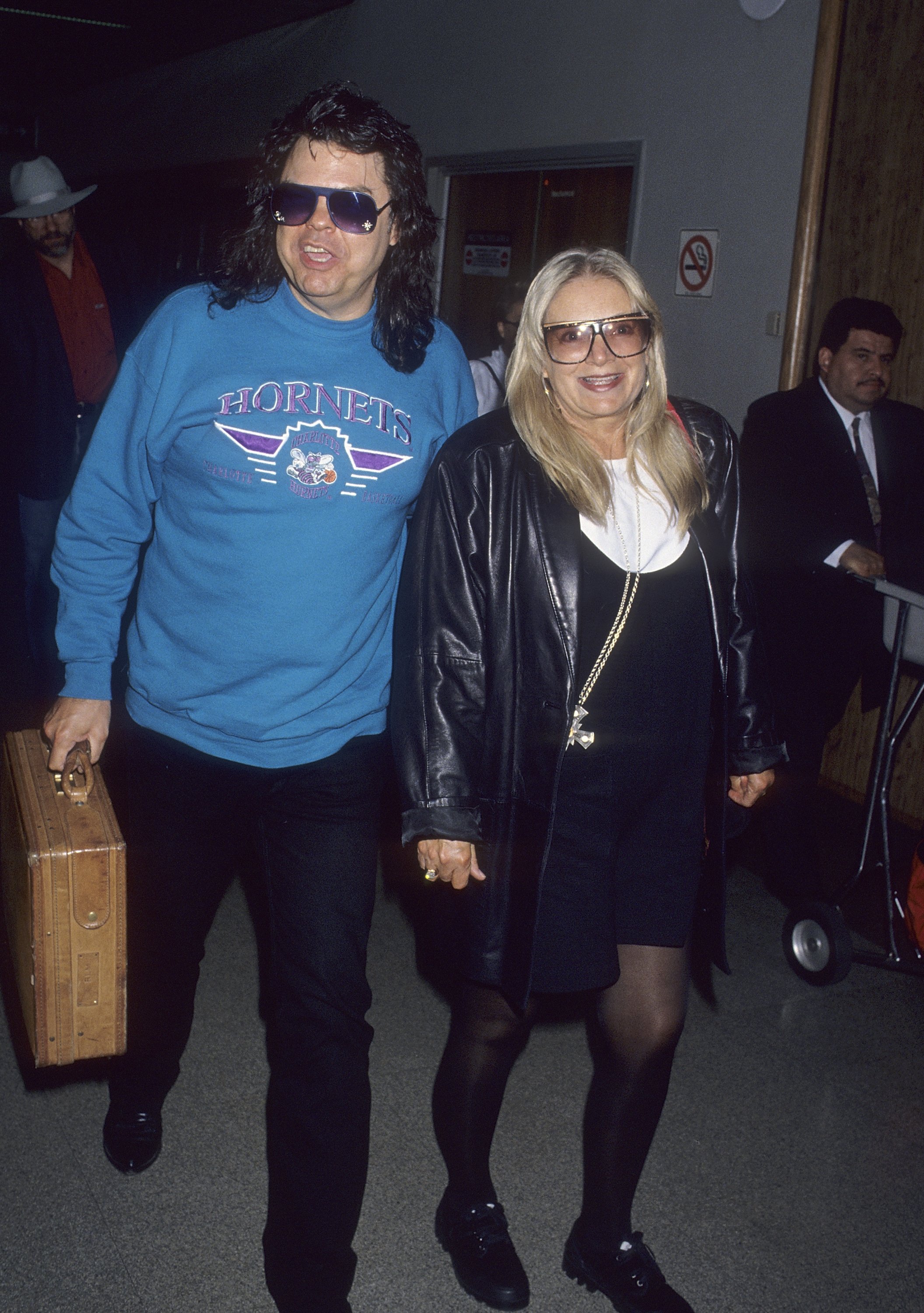 Ronnie Milsap and Joyce Reeves at the Los Angeles International Airport on March 22, 1994, after arriving from Nashville | Source: Getty Images