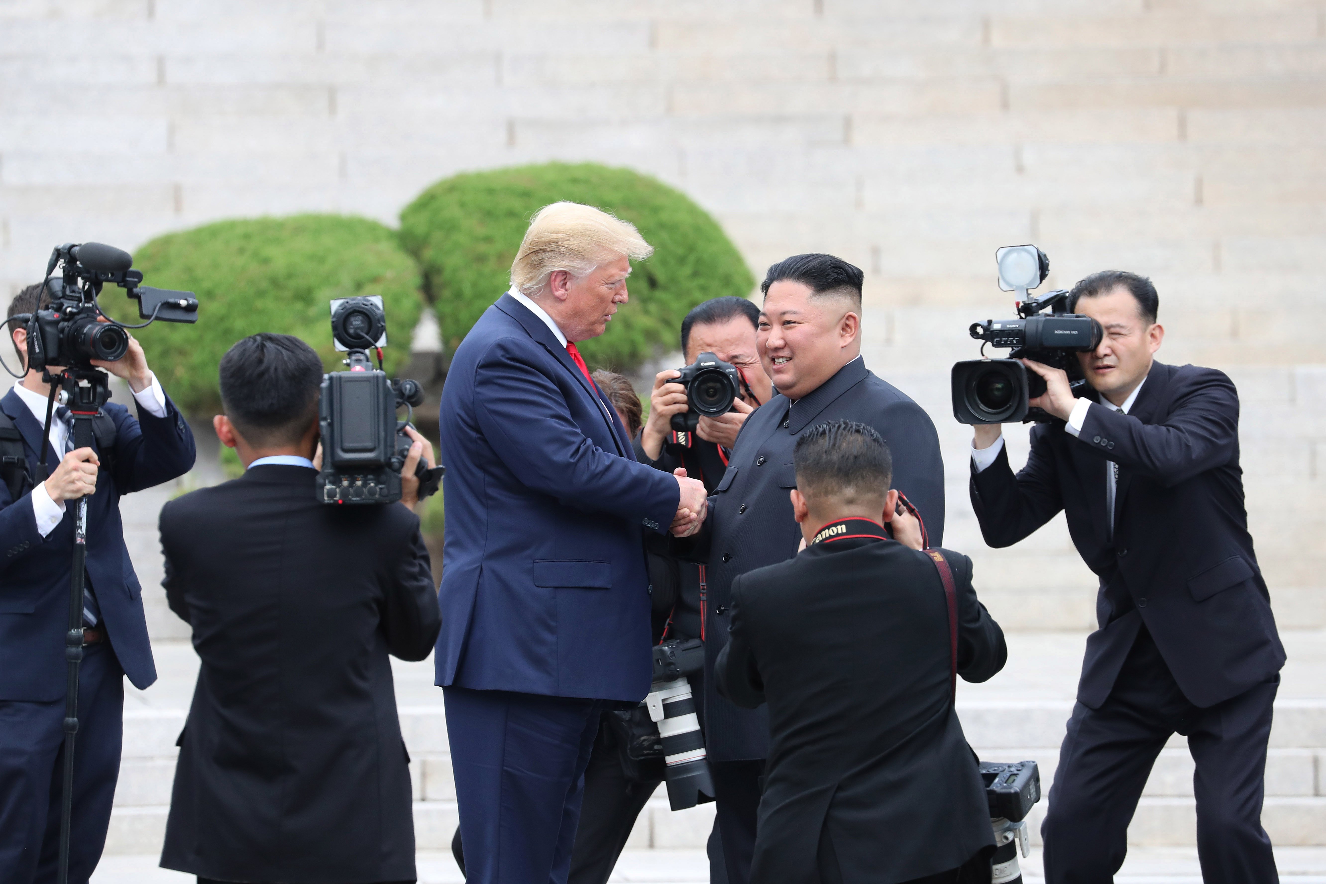 Donald Trump and Kim Jong-un shaking hands at the Korean demilitarized zone | Photo: Getty Images