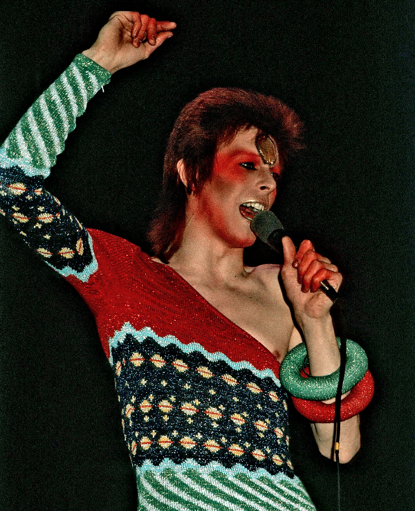 David Bowie performs during the Ziggy Stardust tour on May 12, 1973 | Source: Getty Images