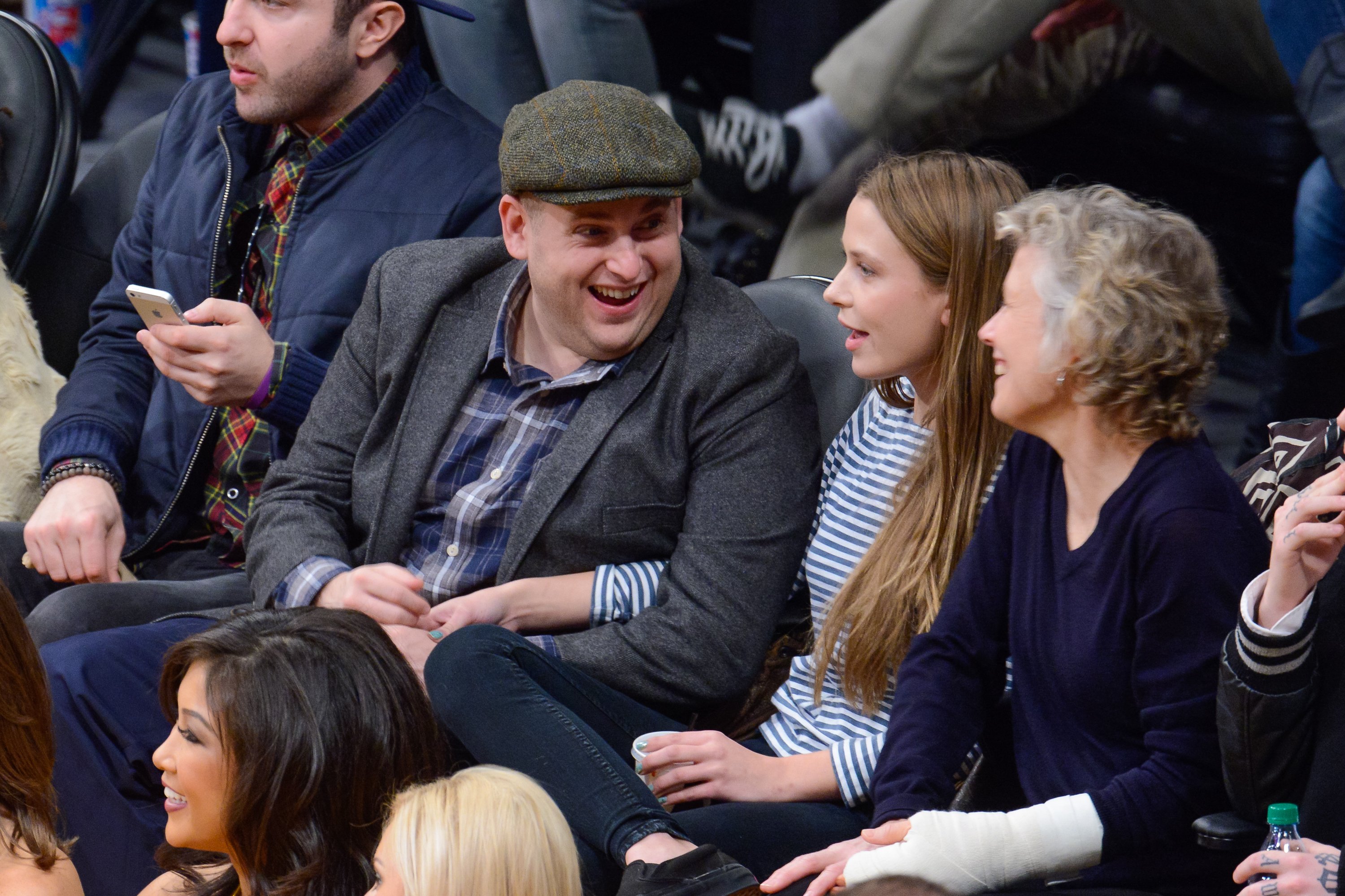 Jonah Hill and Isabelle McNally at a Chicago Bulls and Los Angeles Lakers game at Staples Center in Los Angeles, California, on February 9, 2014. | Source: Getty Images