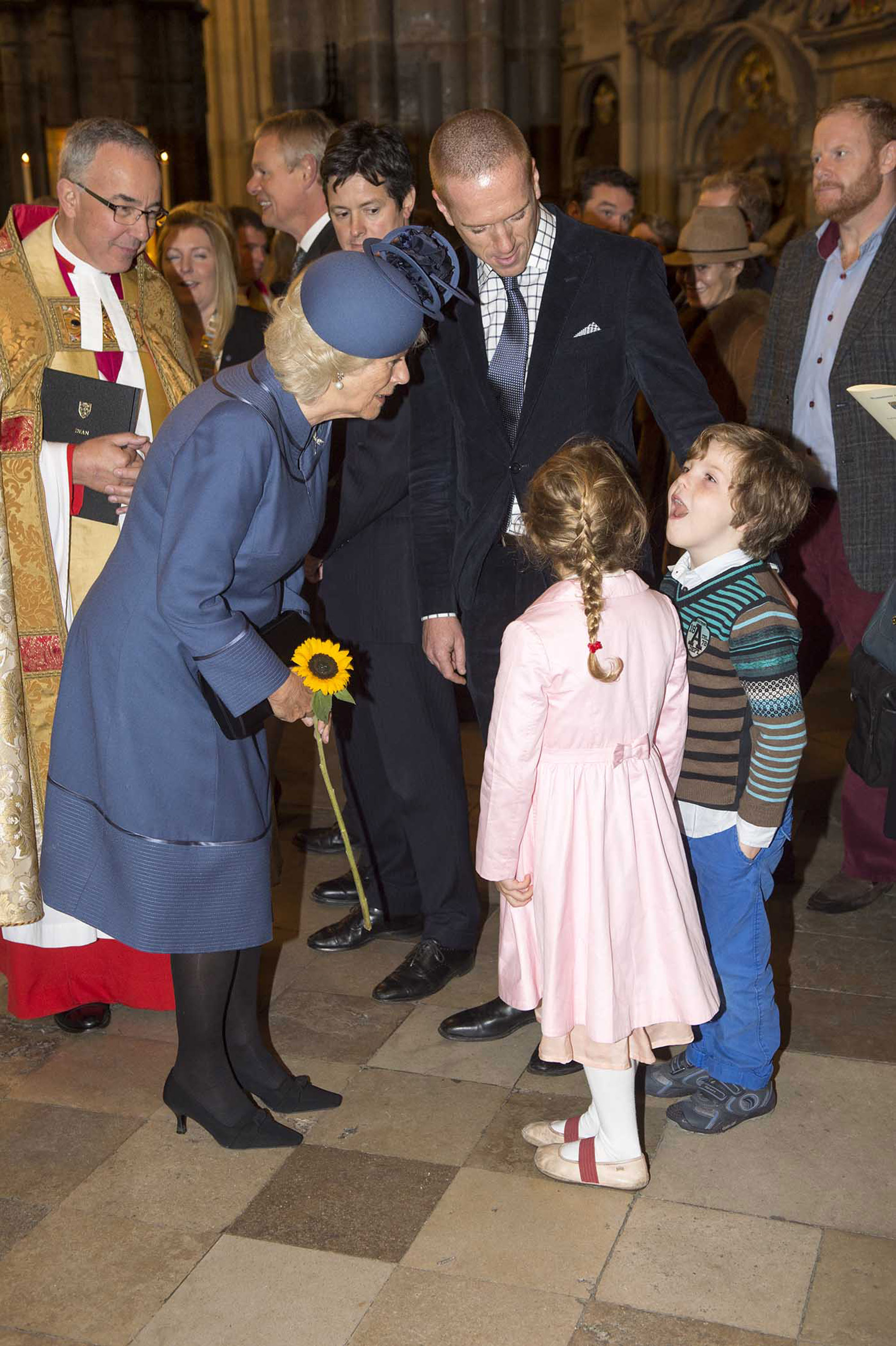 Camilla, Queen Consort, trifft den Schauspieler Damien Lewis und seine Kinder Manon und Gulliver Lewis beim Erntedankfest der British Food Fortnight am 16. Oktober 2013 in London, England. | Quelle: Getty Images