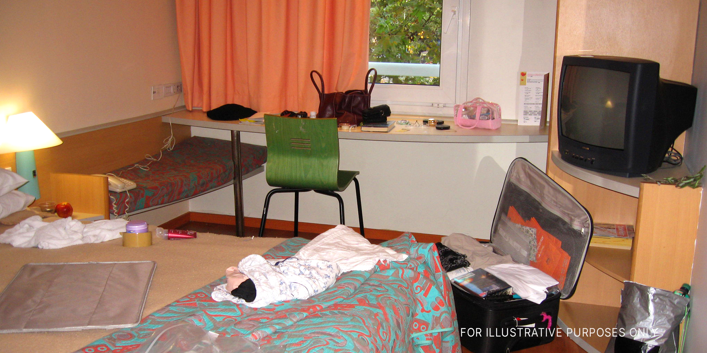 A messy hotel room | Source: Flickr