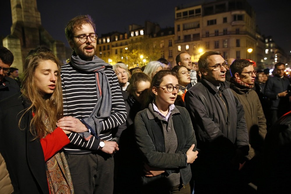 Los parisinos rezan junto a la catedral de Notre-Dame el 15 de abril de 2019 en París, Francia, mientras esta se quema. | Imagen: Getty Images.