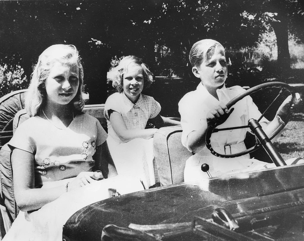 El rey Consorte Constantino de Grecia conduciendo con sus hermanas, las princesas Irene y Sofía, cuando todos eran niños, 1955. | Foto: Getty Images El rey Consorte Constantino de Grecia conduciendo con sus hermanas, las princesas Irene y Sofía, cuando todos eran niños, 1955. | Foto: Getty Images