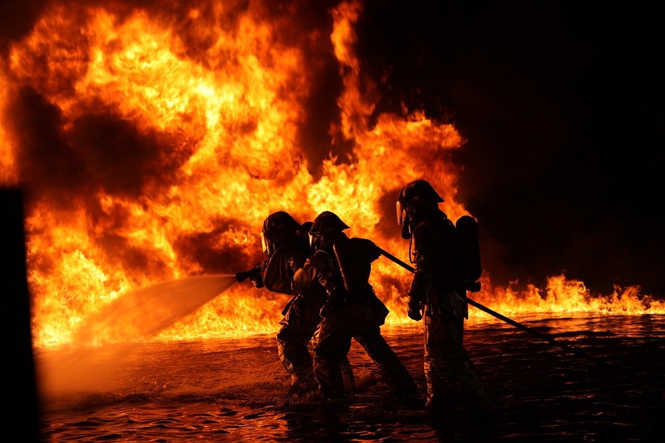 Fire responders braving the flames as they try to put out the fire. | Photo: Pixabay