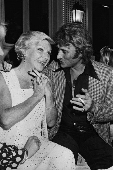 Johnny Hallyday et Line Renaud à l'occasion du 34ème anniversaire de Johnny Hallyday en France le 15 juin 1977. | Photo : Getty Images