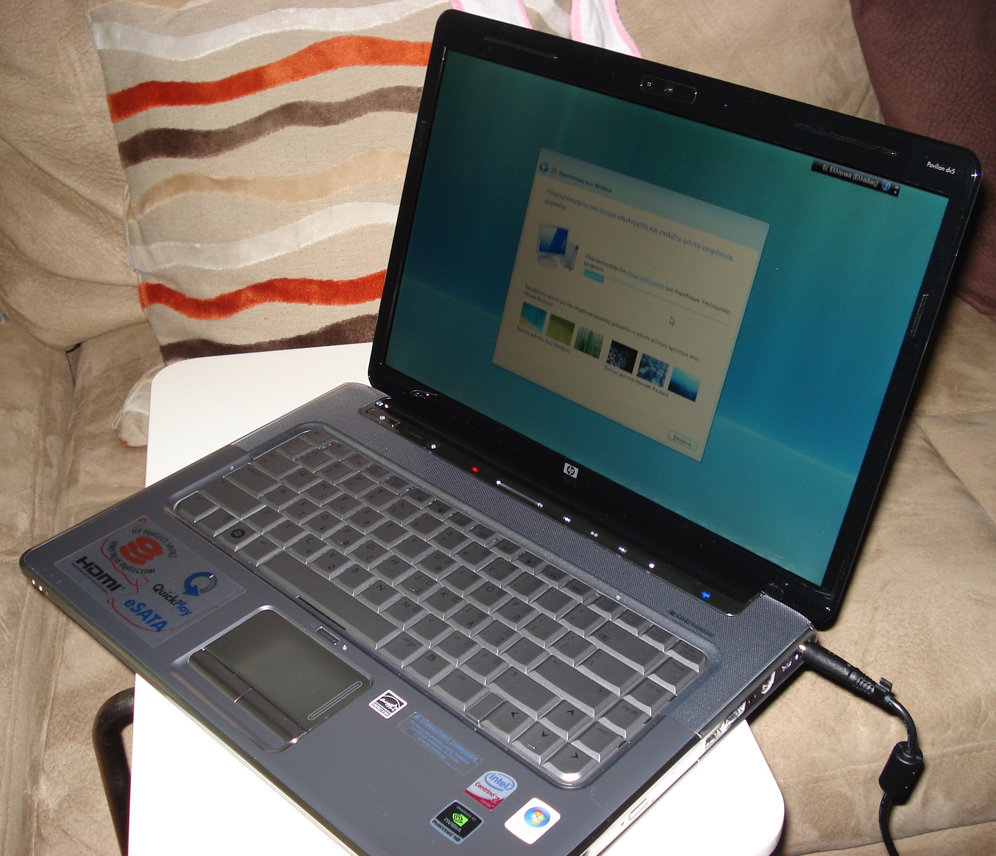 A laptop connected to a charger | Source: Flickr