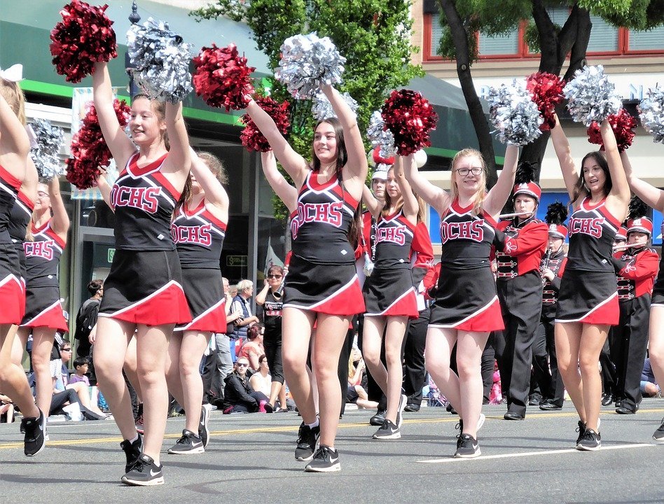 A group of cheerleaders at a parade. | Photo: Pixabay