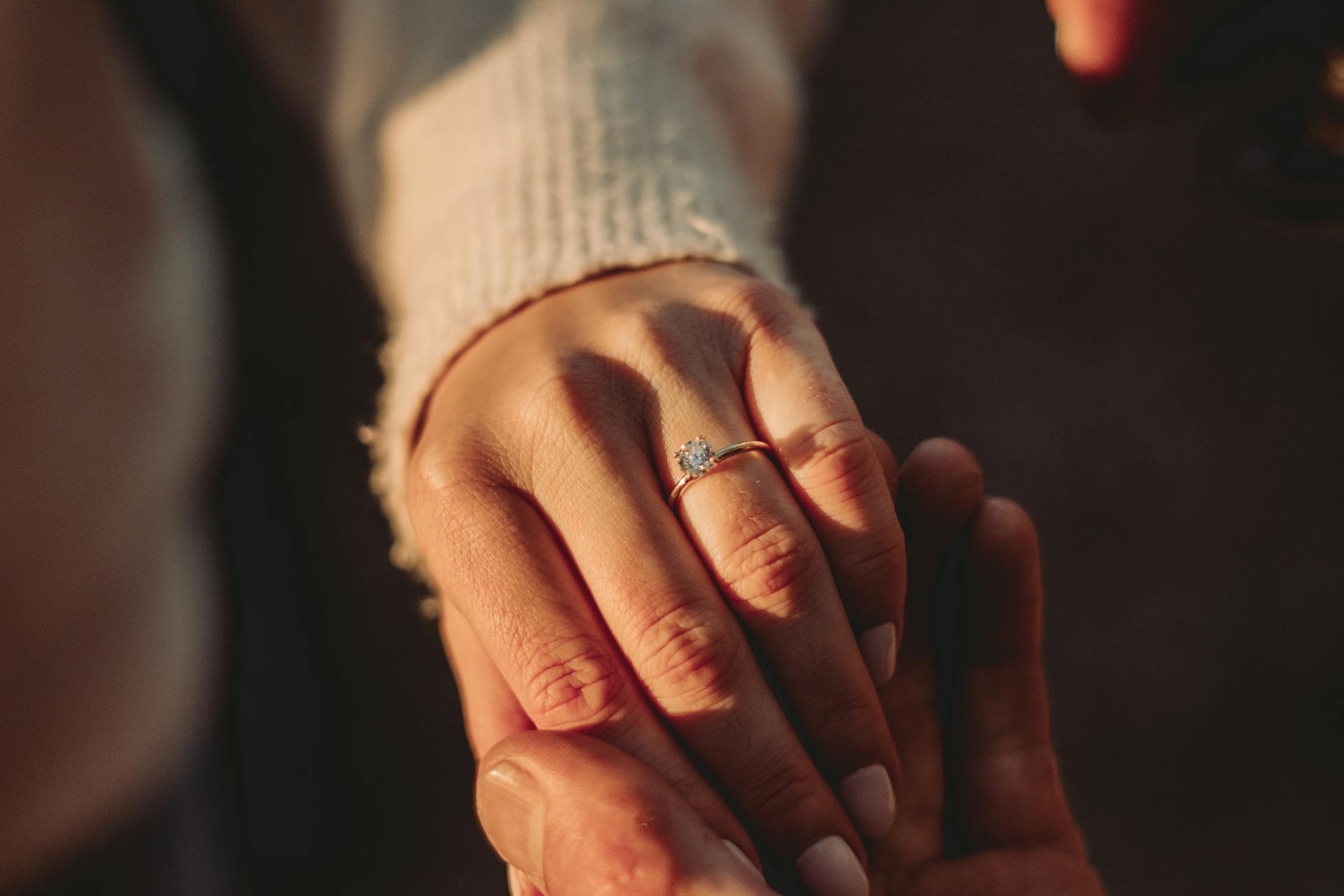 A man holding a woman's hand | Source: Pexels