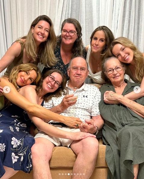 Valdir Bündchen and Vânia Nonnenmarcher with all their daughters posted on January 7, 2024 | Source: Instagram/gisele