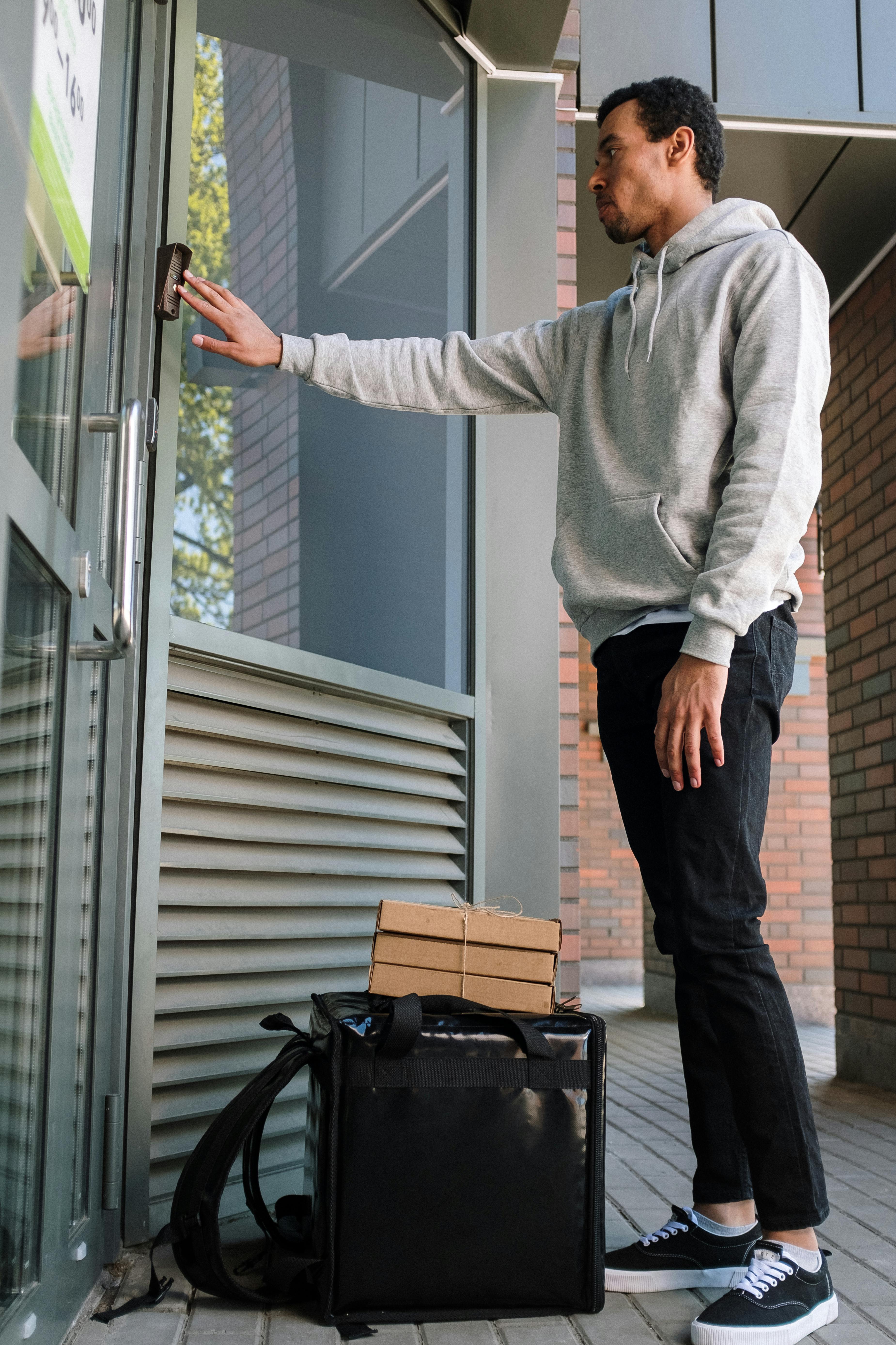 A delivery man | Source: Pexels