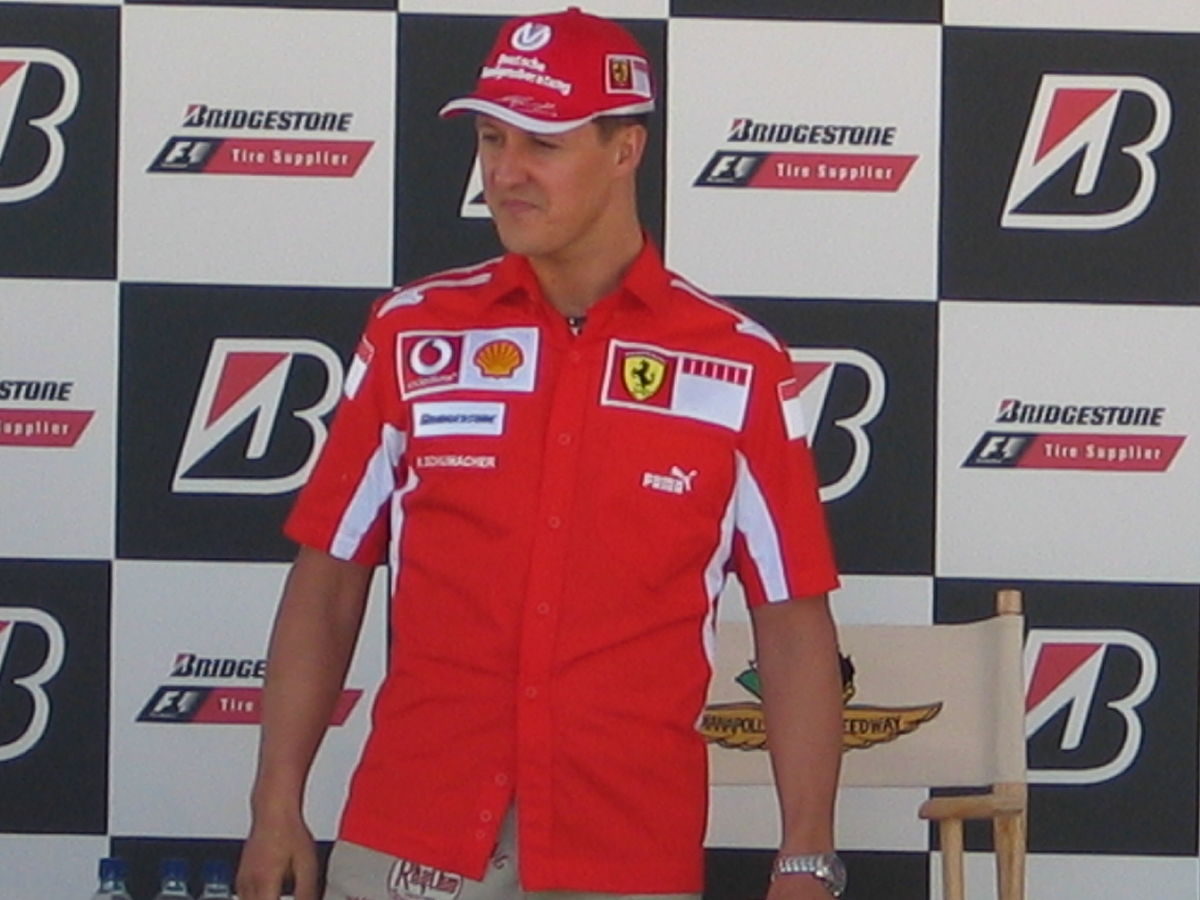 Michael Schumacher auf dem Podest | Quelle: Wikimedia Commons Michael Schumacher auf dem Podest | Quelle: Wikimedia Commons