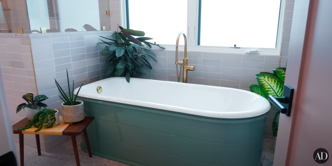 Bryce Dallas Howard and Seth Gabel's green bathtub at their Los Angeles home | Source: YouTube/@ ArchitecturalDigest