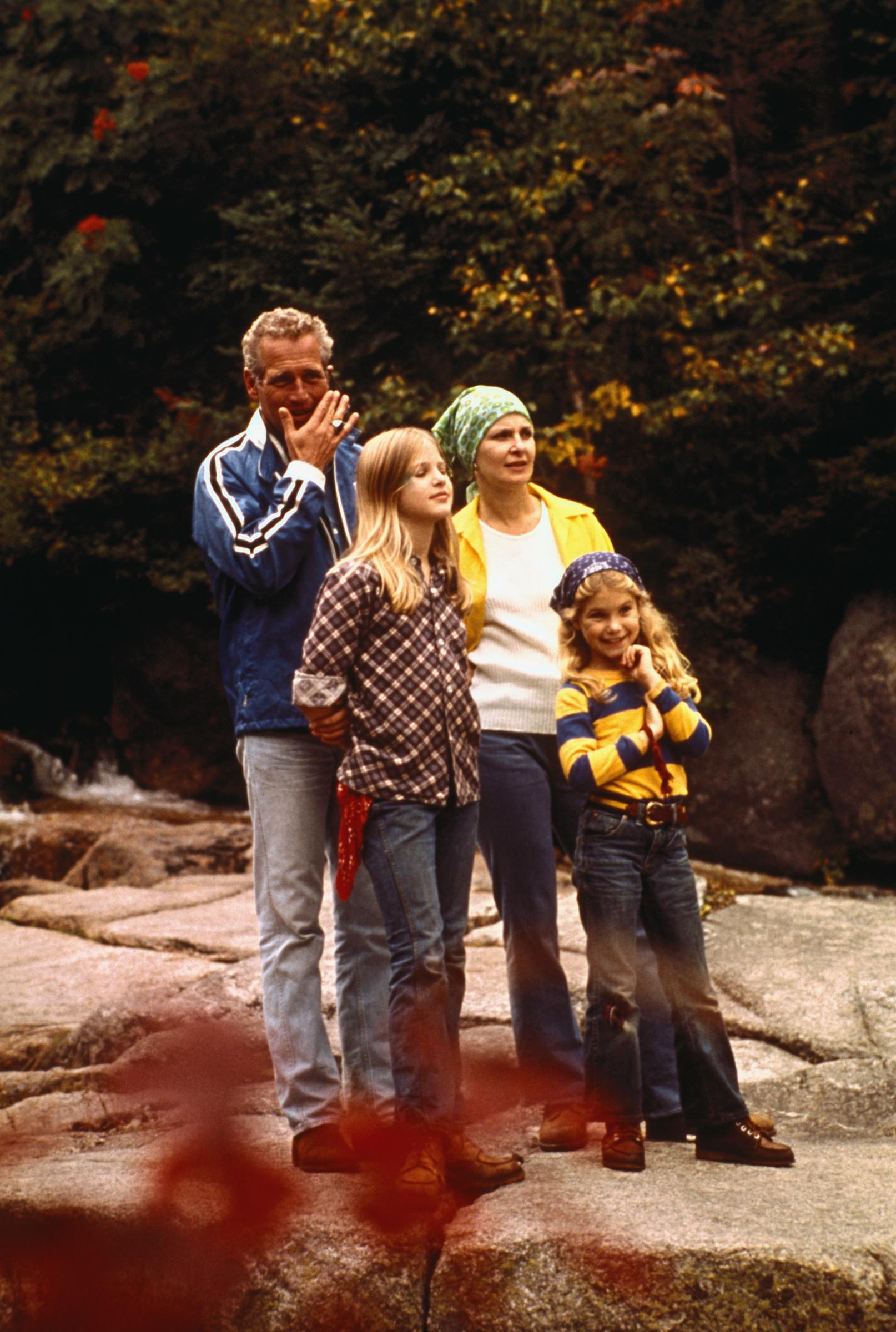 Paul Newman and Joanne Woodward pictured with Melissa and Clea Newman on November 8, 1974 | Source: Getty Images