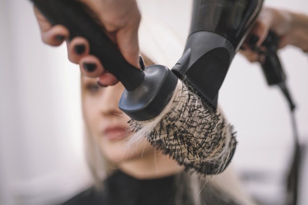 Primer plano de un cepillo y un secador de pelo. | Foto: Freepik