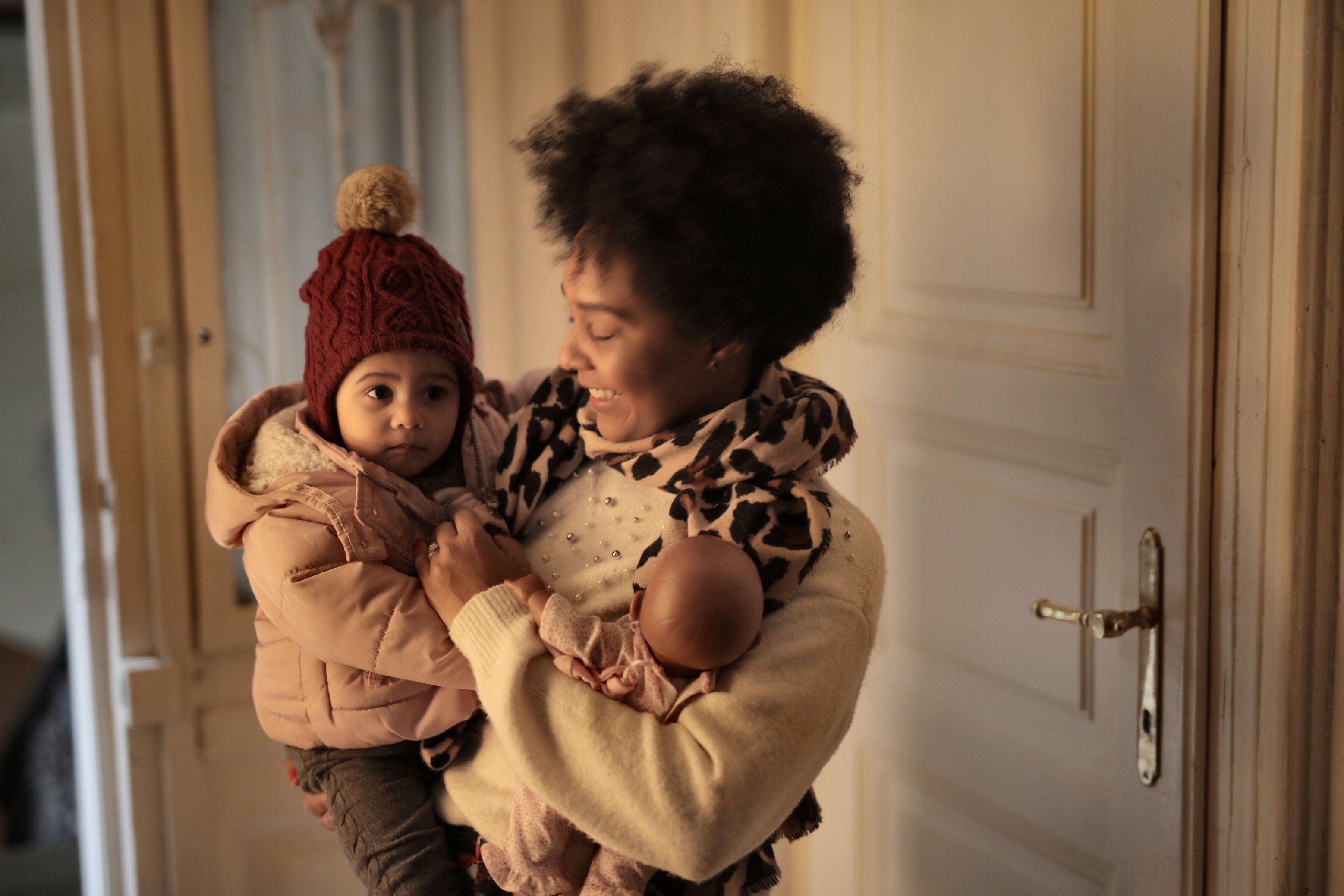 Mujer cargando a sus dos hijos. | Foto: Pexels