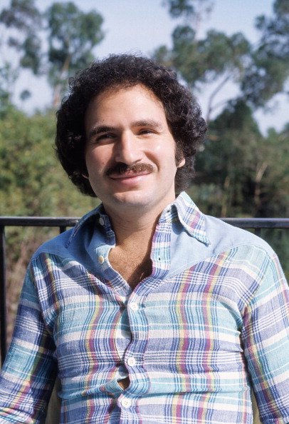 Gabe Kaplan poses for a portrait in circa 1985 in Los Angeles | Photo: Getty Images