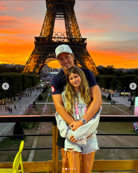 Tom and Vivian Brady posing for a photo in front of the Eiffel Tower, posted on December 5, 2024 | Source: Instagram/tombrady