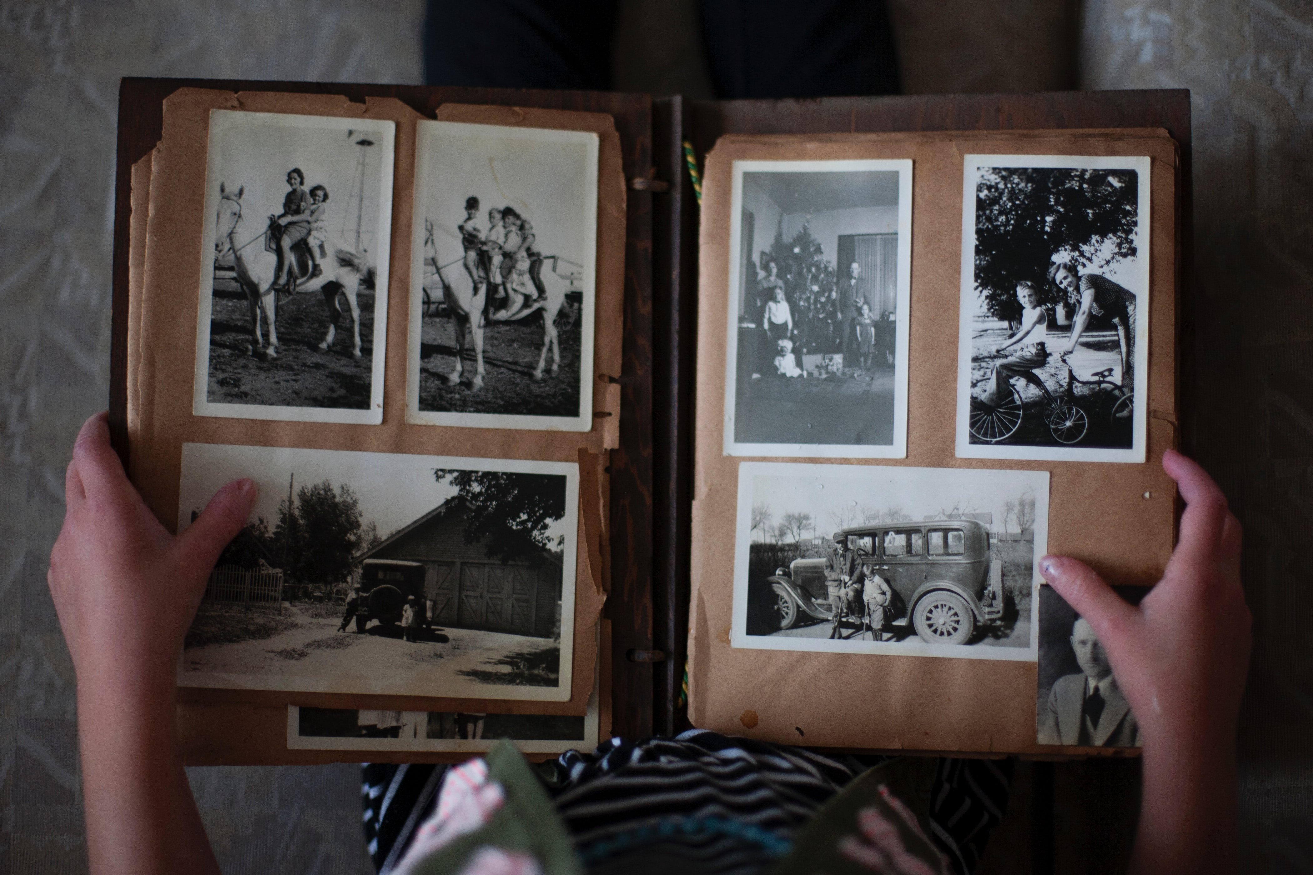 OP rummages through an old family photo album | Photo: Unsplash 