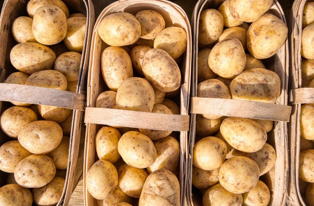 Des paniers de pommes de terre. l Source : Unsplash