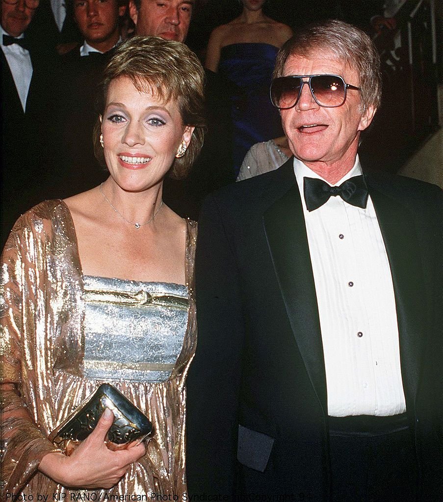 La chanteuse Julie Andrews avec son mari Blake Edwards lors d'un gala de l'Association olympique britannique, le 18 avril 1984. | Photo : Getty Images La chanteuse Julie Andrews avec son mari Blake Edwards lors d'un gala de l'Association olympique britannique, le 18 avril 1984. | Photo : Getty Images