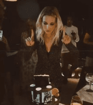 La actriz Ana Fernández a punto de soplar las velas de uno de los pasteles de su cumpleaños. | Foto: Instagram/anafdz1989 La actriz Ana Fernández a punto de soplar las velas de uno de los pasteles de su cumpleaños. | Foto: Instagram/anafdz1989