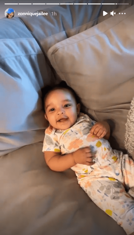 Zonnique Pullins shares a picture of her daughter smiling in bed. | Photo: Instagram.com/Zonniquejailee