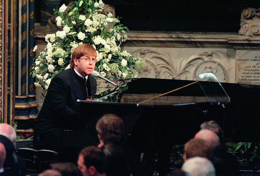 Sir Elton John canta 'Candle in the Wind' en el funeral de Diana. | Foto: Getty Images.