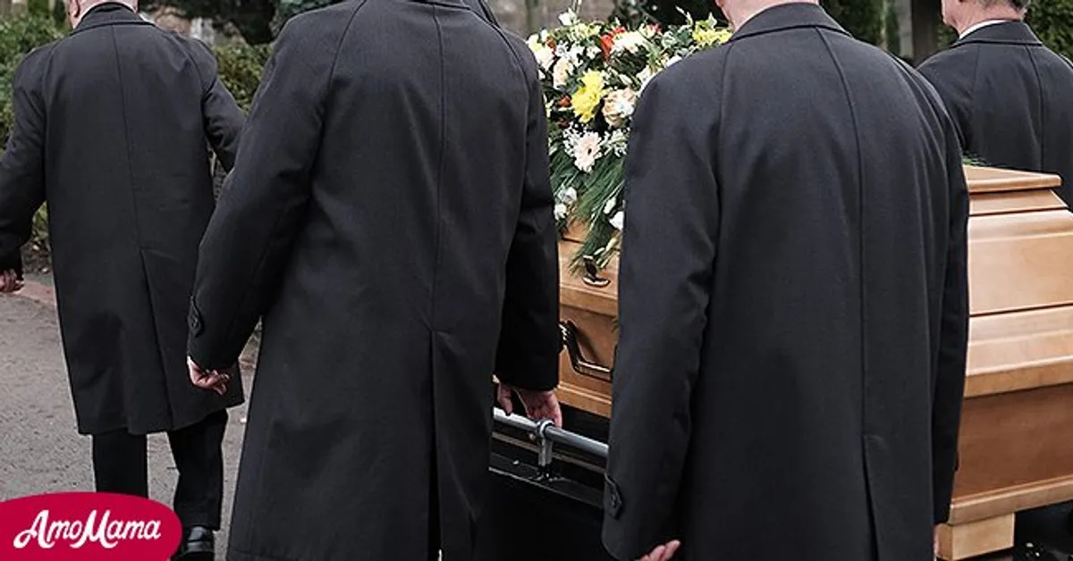 Des porteurs à un enterrement | Source : Shutterstock