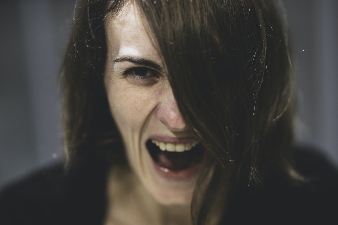 Mujer enojada gritando. | Foto: Unsplash