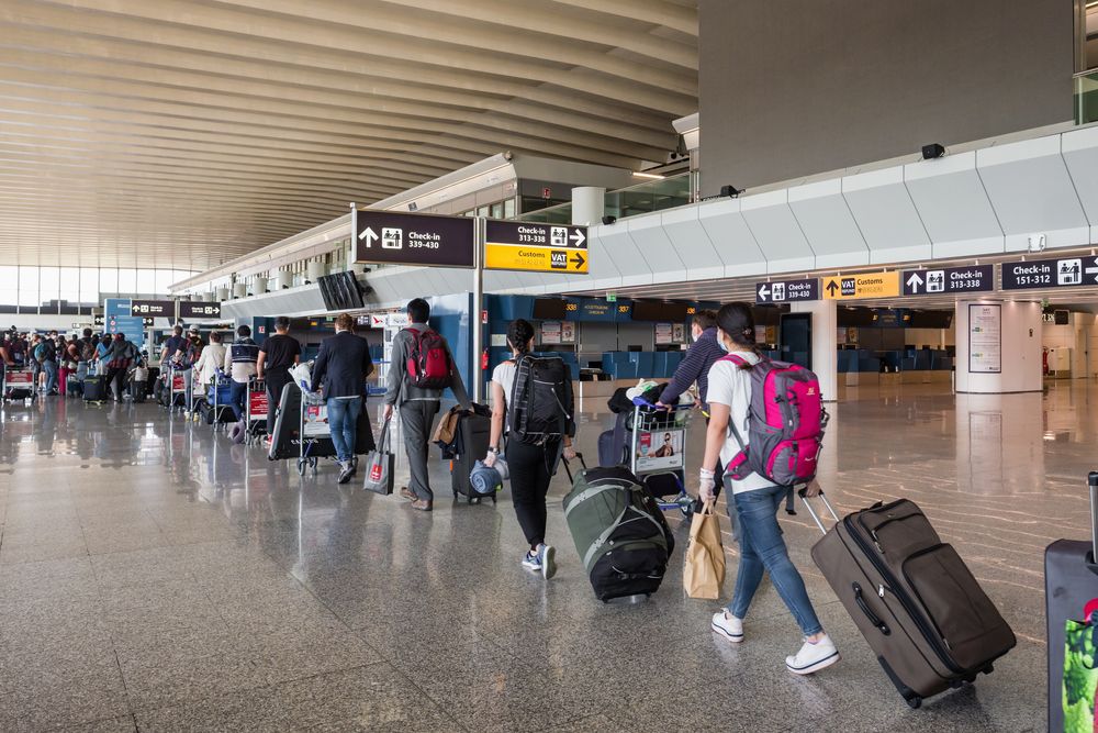 A long line at an airport. | Source: Shutterstock